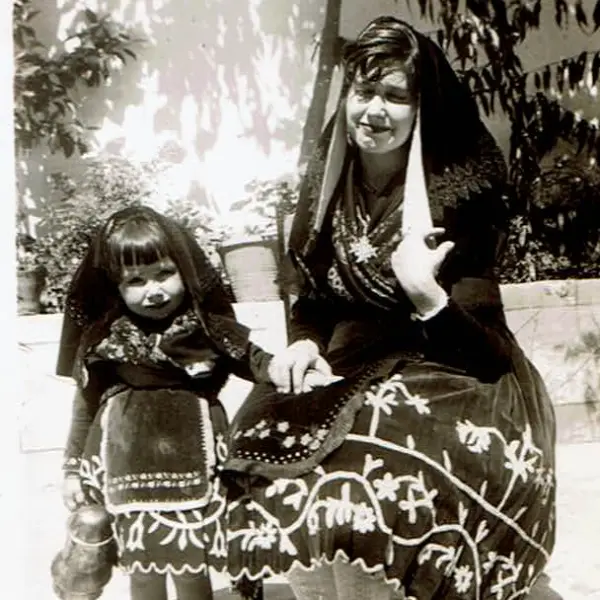 Con el traje de Montehermoseña